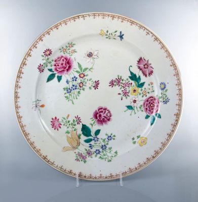 צלחת גדולה Famille Rose מפורצלן סיני, שושלת צ'יאנלונג, המאה ה-18. עם עיטורי אמייל של פרחים.קוטר: 