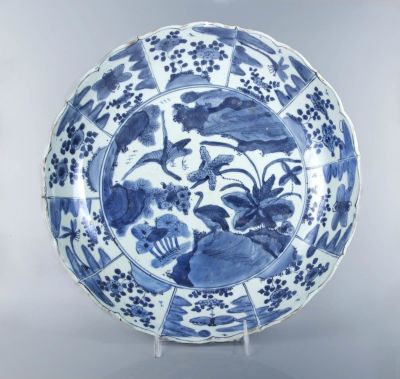 צלחת גדולה מפורצלן סיני כחול ולבן, המאה ה-17. עם עיטורי פרחים וציפורים.קוטר: 35.3 ס"ממצב: טוב 