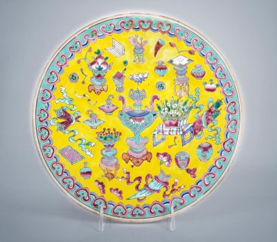 צלחת מפורצלן סיני צבעוני, קנטון (?) המאה ה-18. עם עיטורי אמייל מקדימה ומאחור.קוטר: 29 ס"ממצב: 