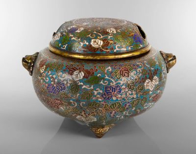 מבער קטורת סיני גדול מאמייל קלואזונה, סוף המאה ה-18/תחילת המאה ה-19. עם ידיות בצורת כלבים. חותמת 