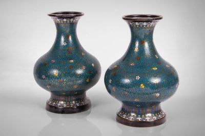 זוג אגרטלים סיניים מאמאייל קלואזונה, מחצית המאה ה-19. שניהם חתומים בתחתית.גובה: 32 ס"מ (כל 