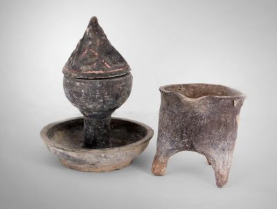 שני מבערי קטורת סיניים מחרס אפור, המאה ה-5-6. גובה: 26 ס"מ ו-9 ס"ממצב: טובמקור: עזבון אלברט ביטון