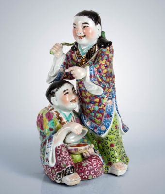 קבוצה פיסולית מפורצלן סיני, שושלת צ'ינג (1644-1922). גובה: 32 ס"ממצב: טוב מאודמקור: עזבון אלברט ביטון