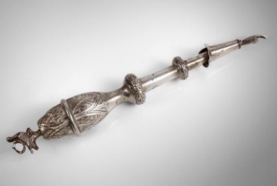 יד לספר תורה מכסף, R. Hersz Szyldberg, וורשה, פולין, 1860-1880. חותמות מלאות על הנשר ועל 