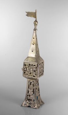 מגדל בשמים מכסף, גרמניה, המאה ה-19. כסף יצוק ומקודח.גובה: 19.5 ס"ממצב: טובמקור: עזבון פרופ' 