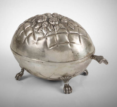 קופסא לאתרוג מכסף ופנים מוזהב, המאה ה-20. אורך: 16.5 ס"מ, עומק: 10 ס"מ, גובה: 11.5 ס"ממצב: 