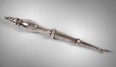 יד לספר תורה מכסף, כנראה גרמניה, מחצית המאה ה-19. עם הקדשה עברית בחריטה מתוארכת לשנת תר"ץ 