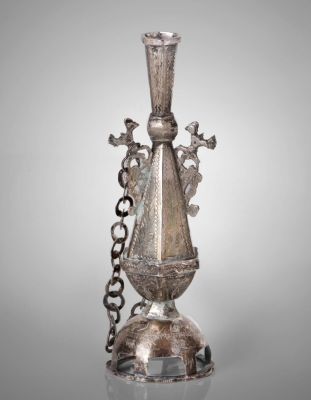 מיכל כסף למי ורדים, כנראה איטליה, 1800 בקירוב. עם חותמת יבוא צרפתית מהמאה ה-19.גובה: 14.5 