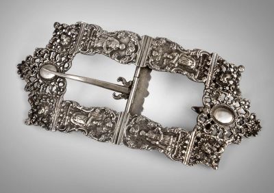 אבזם גדול מכסף ליום כיפור, חרונינגן, הולנד, 1910. יציקה, הטבעה ועבודת פטיש. מעוטר בדמויות של משה 