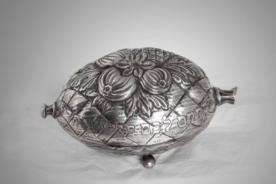 קופסה לאתרוג מכסף, סיון, שוויץ, תחילת המאה ה-20. עם כיתוב עברי מקורי בתבליט. חתום.
גובה: 9.5 ס"מ 