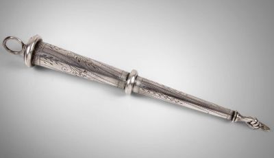 יד לספר תורה מכסף, אוסטריה, מחצית שנייה של המאה ה-19. מעוטר בחריטה בהקדשה בעברית: "אברהם זאב 