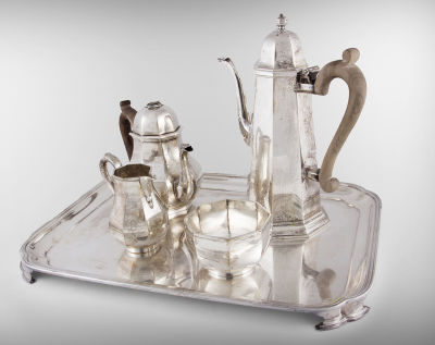 סט לקפה ותה 5 חלקים מכסף סטרלינג, James Robinson, לונדון, 1979. בסגנון אר דקו - כולל קנקני תה 
