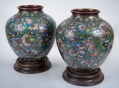 זוג אגרטלים סיניים מאמאייל קלואזונה, סוף המאה ה-19/תחילת המאה ה-20. על בסיסי עץ מקוריים. חותמות 