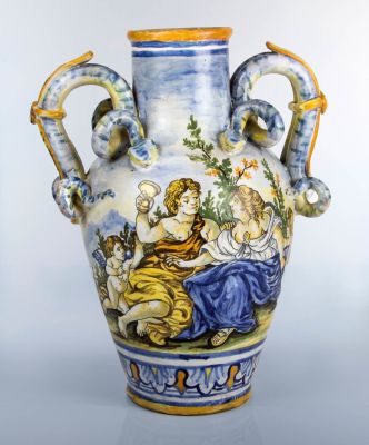 אגרטל מאיוליקה עם ידיות נחשים, איטליה, 1740. מעוטר מתחת לגלזורה בסצינה מיתולוגית בצד אחד ובסמל 