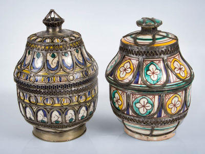 שני כדי קרמיקה ומתכת, כנראה פז, מרוקו, סוף המאה ה-19. עבודת יד בסגנון מוּרי עם עיטורי ניקל. 