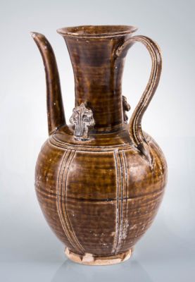 קנקן קרמיקה סיני, סוף המאה ה-19/תחילת המאה ה-20. עם זיגוג חום וקרקלור עדין. 
גובה: 24 ס"מ 
מצב: 