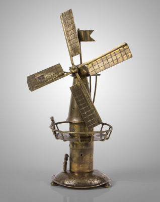 מיכל בשמים נדיר וגדול מנחושת בצורת טחנת רוח, הולנד, סוף המאה ה-18/תחילת המאה ה-19. גובה: 18 