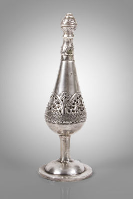 מגדל בשמים מכסף, מרכז אסיה, המאה ה-19. מסומן 84 לאיכות הכסף.גובה: 17.5 ס"ממצב: טובמקור: עזבון 