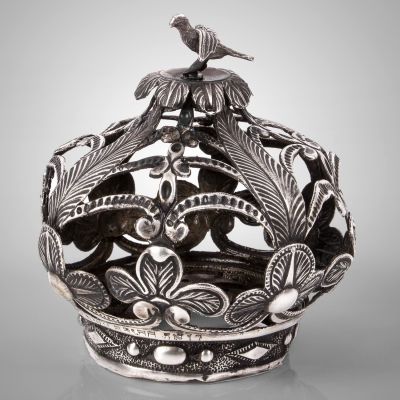 כתר לספר תורה מיניאטורי נדיר מכסף, צרפת, 1820 בקירוב. כסף גזור וחקוק עם נשר בחלק העליון. עם 