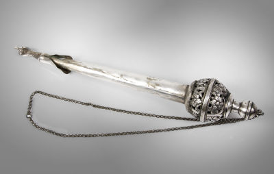 יד לספר תורה מכסף, מזרח אירופה, מחצית ראשונה של המאה ה-19. עם ידית כדורית פרחונית עם עבודת ניסור 