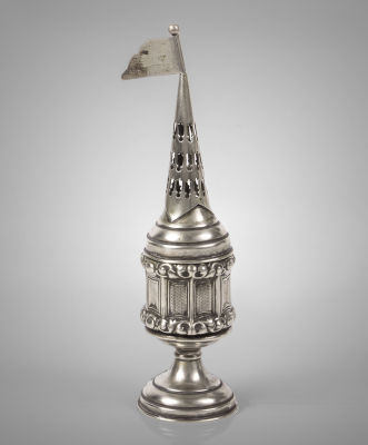 מגדל בשמים מכסף, גרמניה, המאה ה-19. כסף רקוע, חקוק וגזור. ככל הנראה ללא חותמות.גובה: 21.8 