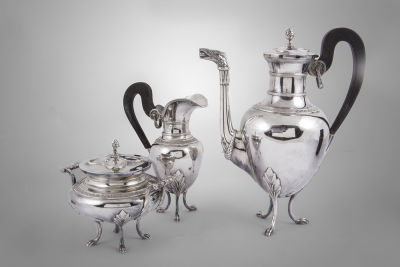 סט לקקאו שלושה חלקים, בלגיה, מחצית המאה ה-19. כולל קנקן קקאו וכלי חלב מוזהבים בפנים וכלי סוכר עם 