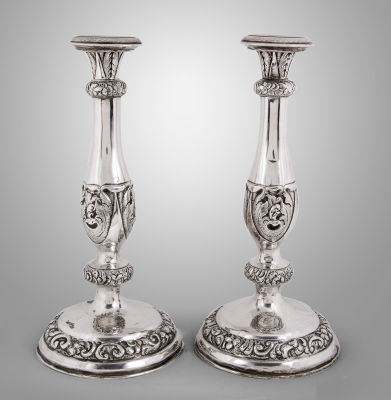 זוג פמוטות כסף, אלט-וין, אוסטריה, 1851. עיטורי עלווה בעבודת ריקוע, תבליט ופטיש. חותמות מלאות 