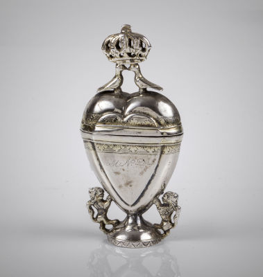 נרתיק לקמע נדיר מכסף מוזהב חלקית, Neils Fuchs, דנמרק, 1735-52. הנרתיק בצורת לב עם מכסה, משני 