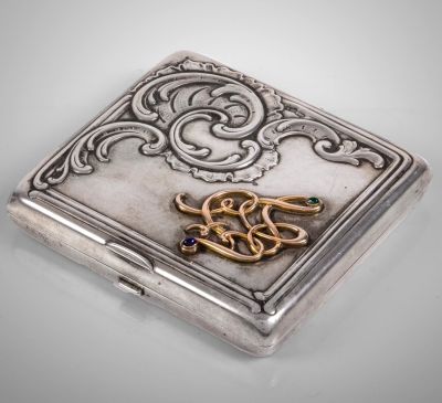 נרתיק נאה לסיגריות מכסף, זהב ואבנים יקרות, מוסקבה, רוסיה, סוף המאה ה-19. פנים מוזהב, עבודת ריקוע 