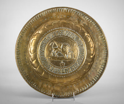 צלחת תלייה יהודית נדירה מפליז, נירנברג, גרמניה, המאה ה-18. עבודת ריקוע ופטיש של עיטור אריה מחזיק 