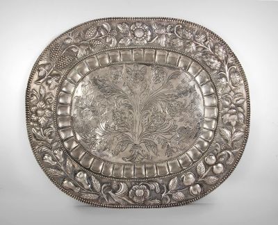 צלחת בארוק גדולה לתלייה מכסף, גרמניה, המאה ה-18. עבודת ריקוע ותבליט. חותמת האמן RH.מידות: 