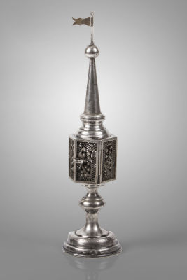 מגדל בשמים כסף וכסף פיליגרן, אברהם ריינר, וורשה, פולין, 1851-1880. חותמות מלאות.גובה: 23.5 