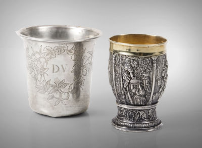 שני גביעי כסף. כולל:1. גביע כסף, צרפת, 1818-1830מעוטר עבודת חריטה. חותמות מלאות.גובה: 7.5 