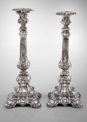 זוג פמוטות כסף, אוסטרו-הונגריה, מחצית ראשונה של המאה ה-19. עבודת ריקוע, חקוק וחרוט. חותמות 