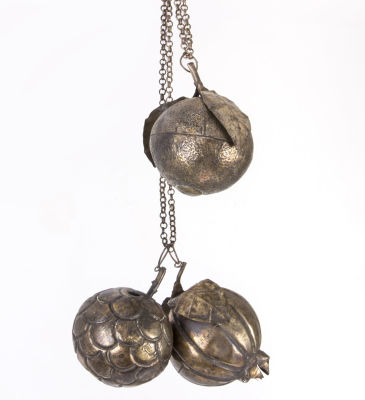 סט של 3 רימוני מתכת מוכספים לסוכה, אירופה, מאה 18/19. כל כדור מייצג פרי אחר, כולם קשורים לאותה 