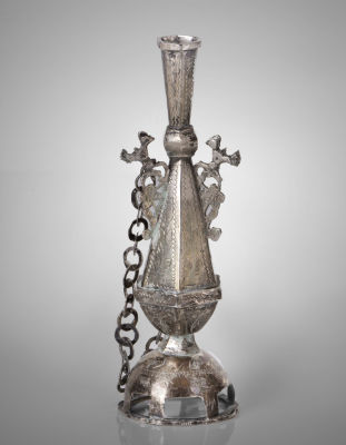 מיכל כסף למי ורדים, כנראה איטליה, 1800 בקירוב. עם חותמת יבוא צרפתית מהמאה ה-19.גובה: 14.5 