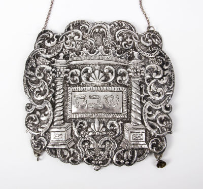 טס לספר תורה מכסף, אירופה, תחילת המאה ה-20. עבודת פטיש מאסיבית, חתוך ביד, רקוע וחקוק. עם שרשרת 