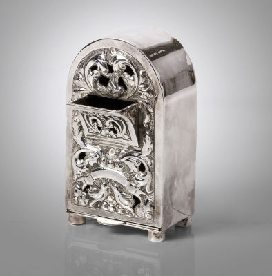 קופסת צדקה מכסף ישראלית מודרנית. עבודת יציקה, ניסור, תבליט ופטיש. חותמות מלאות.גובה: 9.5 ס"ממצב: 