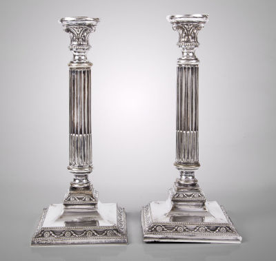 זוג פמוטות כסף בסגנון אמפיר, H. Meyen & Co., ברלין, גרמניה, סוף המאה ה-19. חותמות מלאות.גובה: 31 