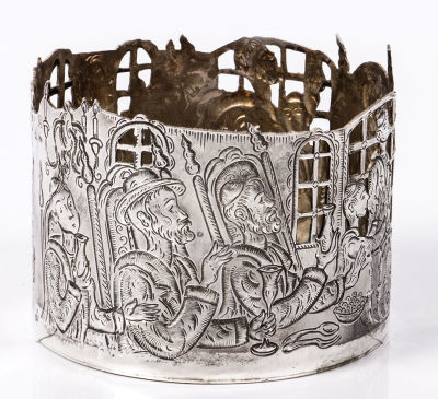 תחתית מודרנית מכסף לבקבוק יין קידוש, ישראל, שמואל מאוריציו. כסף מנוסר ומעוטר בחקיקה בסצינה של 