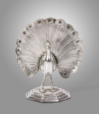 מיכל בשמים נדיר מכסף בצורת טווס, אוסטרו-הונגריה, מחצית המאה ה-19. נפתח מאחור, עם בסיס מתומן. ככל 