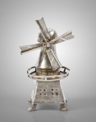 מיכל בשמים מכסף בצורת טחנת רוח, Ludwig Neresheimer, הנאו, גרמניה, המאה ה-19. חותמות מלאות.גובה: 