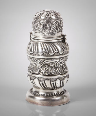 מיכל בשמים מכסף, Samuel Jacob, לונדון, אנגליה, 1893. חותמות מלאות.גובה: 10.5 ס"ממצב: כיפופים בפס 