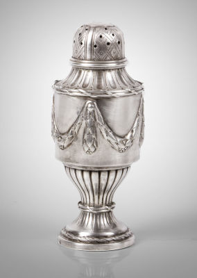 מיכל בשמים נאה מכסף, צרפת, מחצית ראשונה של המאה ה-19. חותמות מלאות.גובה: 12.5 ס"ממצב: טובמקור: 