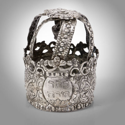 כתר לספר תורה נאה מיניאטורי מכסף, איטליה, סוף המאה ה-18. עם פעמון בפנים וכיתוב עברי מקורי בחריטה 