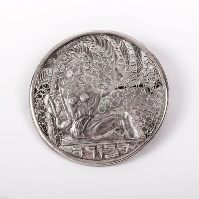 "דבורה" - סיכת כסף סטרלינג וכסף פיליגרן בעיצוב זאב רבן, בצלאל, תחילת המאה ה-20. נושאת כיתוב 