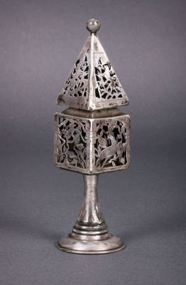 מגדל בשמים נאה מאוד ונדיר מכסף, פארמה, איטליה, 1818-1872. כסף מקודח וחרוט עם עיטורי אריות 