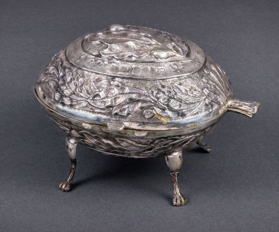 קופסת אתרוג נאה מאוד מכסף מוזהב חלקית, כנראה פולין, מחצית המאה ה-19. הבסיס והמכסה רקוע, מוחתם 