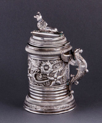 קופסת צדקה נאה מכסף, אלט וין, 1844. כסף רקוע ומוחתם עם עיטורי עלווה ופרחים וידית בצורת נשר. 