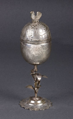 גביע מיוחד בשילוב מיכל בשמים מכסף, גליציה, סוף המאה ה-18/תחילת המאה ה-19. הגבעול של הגביע יצוק 